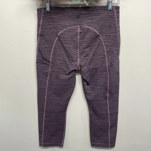 NWOT Athleta Ultimate Capri Leggings Black Purple Linear Lines Volcanic M - Picture 4 of 16